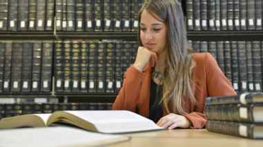 19_law_student_in_taylor_library